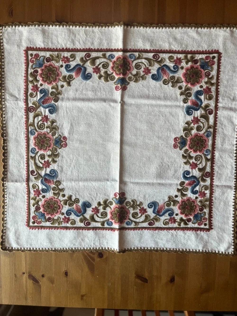 Vintage  Hand Embroidered Floral Linen Tablecloth Coaster 5 Pc Set